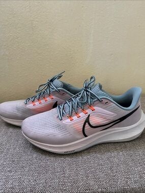 Nike Women’s Air zoom Running Shoes with Coral Accents and Black Swoosh
